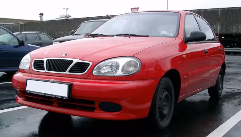 سيارة دايو لانوس موديل ٢٠٠٠ لونها احمر