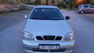 سيارة دايو لانوس موديل ٢٠٠١ لونها فضي
