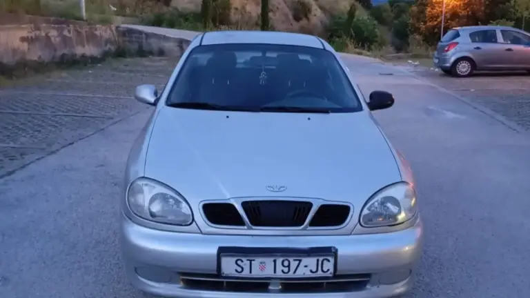 سيارة دايو لانوس موديل ٢٠٠١ لونها فضي