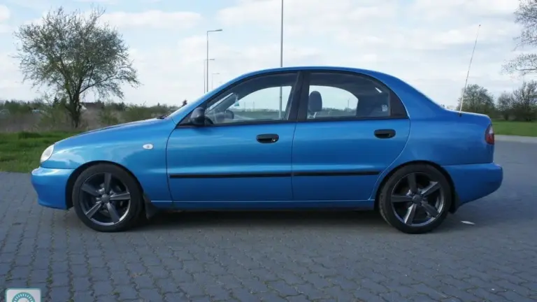 صورة جانبية لسيارة دايو لانوس موديل ٢٠٠٢ لونها ازرق