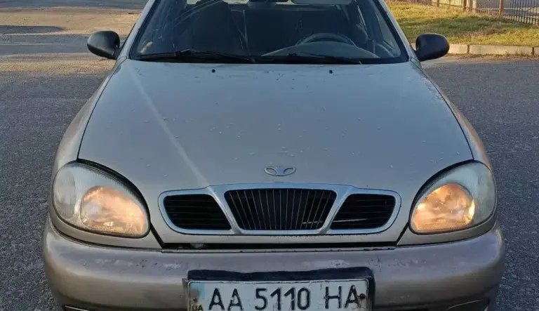 صورة امامية لسيارة دايو لانوس موديل ٢٠٠٣