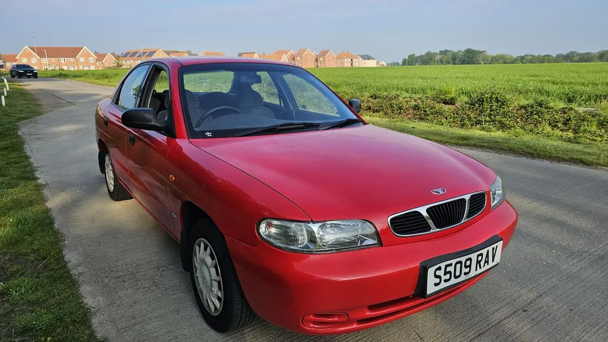 صورة أمامية لسيارة دايو نوبيرا موديل ١٩٩٨ لون احمر