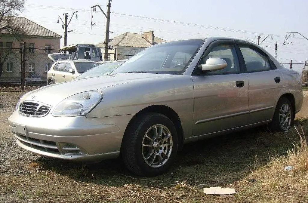 دايو نوبيرا ٢٠٠٠ لون فضي