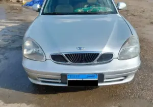 صورة امامية لسيارة دايو نوبيرا موديل ٢٠٠٤ لون فضي