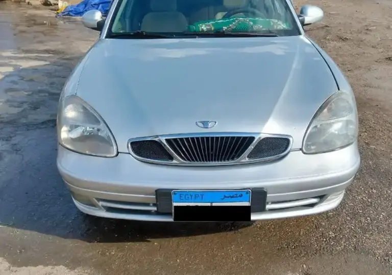 صورة امامية لسيارة دايو نوبيرا موديل ٢٠٠٤ لون فضي